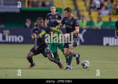 St Petersburg, FL: Daniel Steres, difensore di Houston Dynamo (5) e centrocampista Luís Caicedo (27), doppio team Tampa Bay Rowdies, centrocampista Yann Ekra (7) Foto Stock