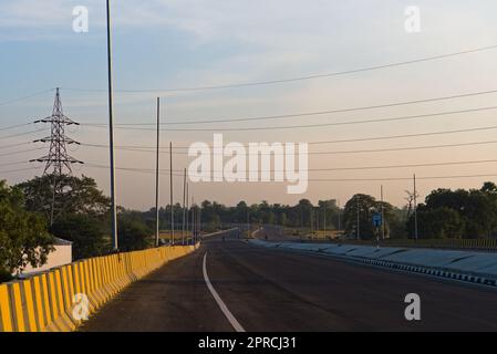 Curva lungo l'autostrada nazionale in India Foto Stock