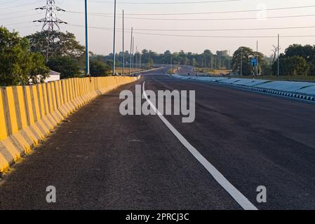 Curva lungo l'autostrada nazionale in India Foto Stock