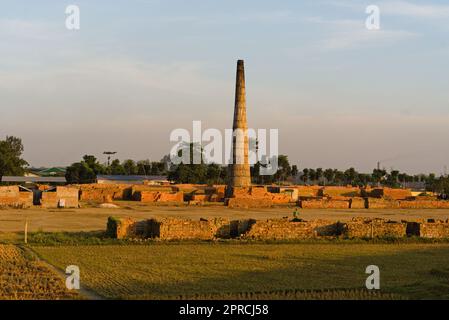 vista di camino in mattone che fa forno in india Foto Stock