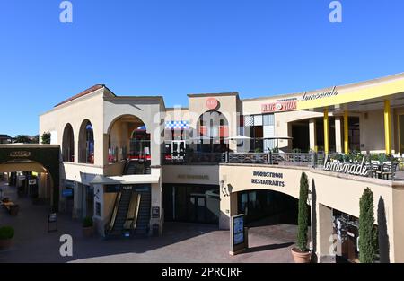 NEWPORT BEACH, CALIFORNIA, 21 Apr 2023: Food Court a Fashion Island. Foto Stock