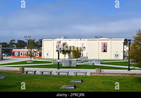 HUNTINGTON BEACH, CALIFORNIA - 23 aprile 2023: Palestra nel campus della Huntington Beach Union High School. Foto Stock