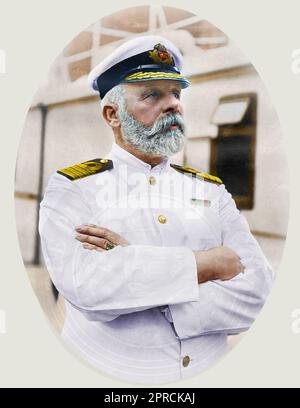 Un illustre capitano di nave con una barba bianca e un'uniforme si erge in tutta sicurezza sul ponte. La postura e l'abbigliamento del capitano trasmettono autorità ed esperienza in mare. Edward John Smith era un capitano di mare e ufficiale di marina britannico. Smith è meglio conosciuto come il capitano dell'RMS Titanic. Era al timone del Titanic nel suo viaggio inaugurale da Southampton, in Inghilterra, a New York nell'aprile 1912. La notte del 14 aprile, la nave colpì un iceberg. Smith ordinò un rapporto del danno, e fu deciso che la nave sarebbe stata fondatrice. Smith e' stato visto l'ultima volta sul ponte. Il suo corpo non e' mai stato trovato. Foto Stock