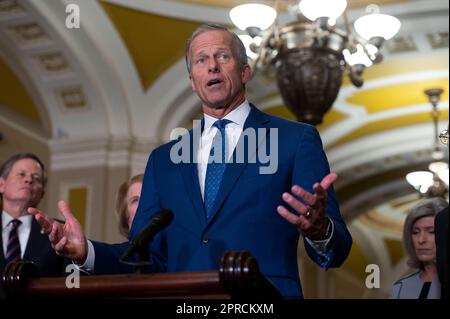 Washington, Stato di Vereinigte. 26th Apr, 2023. Il senatore degli Stati Uniti John Thune (repubblicano del South Dakota) parla con i giornalisti al Campidoglio degli Stati Uniti a Washington, DC, mercoledì 26 aprile 2023. Credit: Cliff Owen/CNP/dpa/Alamy Live News Foto Stock