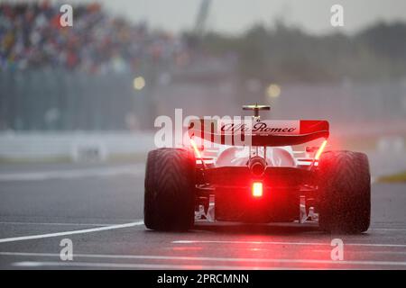 SUZUKA, GIAPPONE, circuito di Suzuka, 7. Ottobre: Zhou Guanyu (CHN) del team Alfa Romeo nel corso del FP2 durante il Gran Premio di Formula uno giapponese. Foto Stock