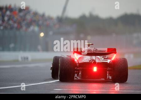 SUZUKA, GIAPPONE, circuito di Suzuka, 7. Ottobre: Zhou Guanyu (CHN) del team Alfa Romeo nel corso del FP2 durante il Gran Premio di Formula uno giapponese. Foto Stock