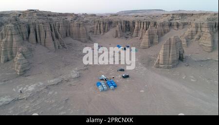 HAMI, CINA - 21 APRILE 2023 - una foto aerea mostra i campeggiatori nella zona spopolata di Hami, provincia di Xinjiang, Cina, 21 aprile 2023. Foto Stock