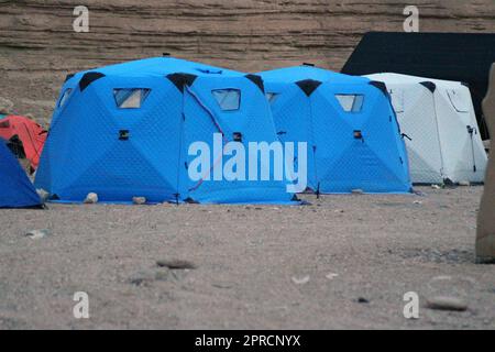 HAMI, CINA - 21 APRILE 2023 - una foto aerea mostra i campeggiatori nella zona spopolata di Hami, provincia di Xinjiang, Cina, 21 aprile 2023. Foto Stock