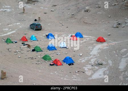 HAMI, CINA - 21 APRILE 2023 - una foto aerea mostra i campeggiatori nella zona spopolata di Hami, provincia di Xinjiang, Cina, 21 aprile 2023. Foto Stock