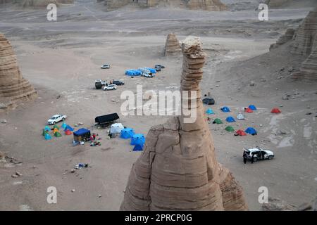 HAMI, CINA - 21 APRILE 2023 - una foto aerea mostra i campeggiatori nella zona spopolata di Hami, provincia di Xinjiang, Cina, 21 aprile 2023. Foto Stock