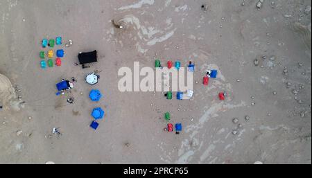 HAMI, CINA - 21 APRILE 2023 - una foto aerea mostra i campeggiatori nella zona spopolata di Hami, provincia di Xinjiang, Cina, 21 aprile 2023. Foto Stock