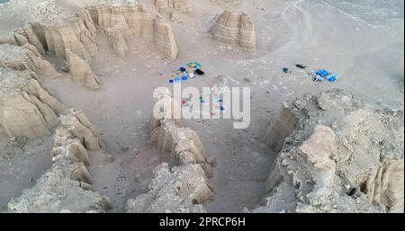 HAMI, CINA - 21 APRILE 2023 - una foto aerea mostra i campeggiatori nella zona spopolata di Hami, provincia di Xinjiang, Cina, 21 aprile 2023. Foto Stock