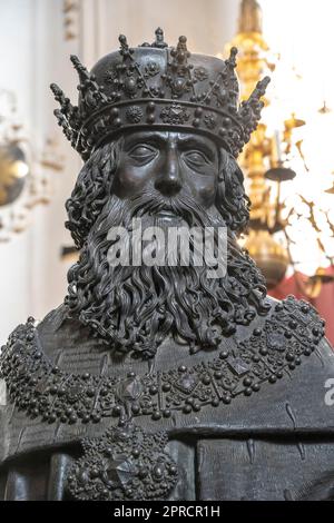 Leopoldo III la statua in bronzo al museo Hofkirche di Innsbruck per l'imperatore Massimiliano I. Foto Stock