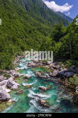 Valle Soca, Slovenia - veduta aerea panoramica del fiume alpino smeraldo Soca in una giornata estiva di sole con verde fogliame. Rafting su rapide Foto Stock