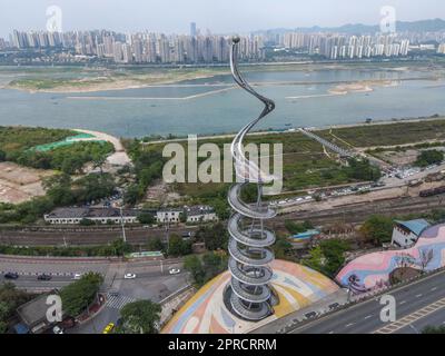 CHONGQING, CINA - 26 APRILE 2023 - Un faro del fiume Yangtze a forma di scala a spirale è visto a Chongqing, Cina, 26 aprile 2023. Esso Foto Stock