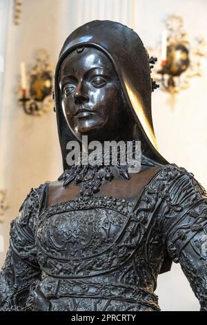 Statua in bronzo di Maria di Borgogna presso il museo Hofkirche di Innsbruck per l'imperatore Massimiliano I. Foto Stock