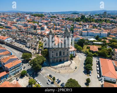 Una vista aerea della Chiesa di nostra Signora di Lapa (Igreja de Nossa Senhora da Lapa) e il più antico cimitero portoghese romantico del paese, Porto Foto Stock
