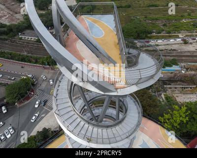 CHONGQING, CINA - 26 APRILE 2023 - Un faro del fiume Yangtze a forma di scala a spirale è visto a Chongqing, Cina, 26 aprile 2023. Esso Foto Stock