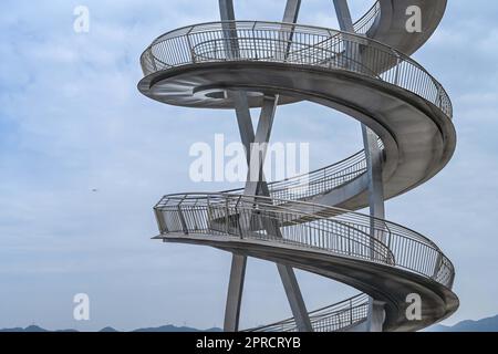 CHONGQING, CINA - 26 APRILE 2023 - Un faro del fiume Yangtze a forma di scala a spirale è visto a Chongqing, Cina, 26 aprile 2023. Esso Foto Stock