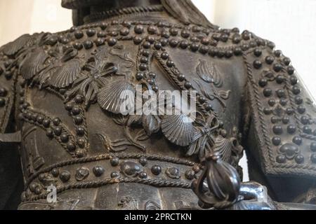 Conchiglie di capesante sulla statua di bronzo del re di Aragona Ferdinando V il cattolico Foto Stock