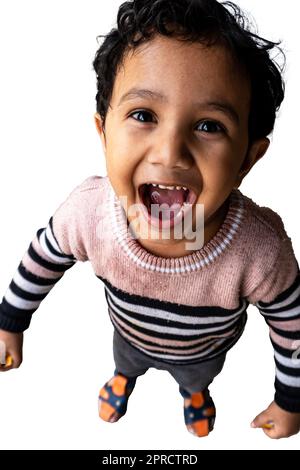 I bambini aprono la bocca e mostrano i loro denti e le loro lingue. un ritratto di un ragazzo carino felice primo piano di un ragazzino sorridente di 4 anni wi Foto Stock