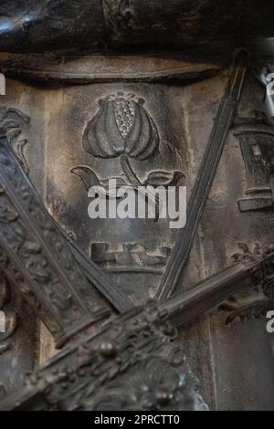 Il simbolo di melograno sulla statua di bronzo del Re d'Aragona Ferdinando V il Cattolico Foto Stock