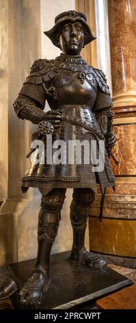 Statua in bronzo di Carlo l'grassetto e Duca di Borgogna presso il museo Hofkirche di Innsbruck per l'imperatore Massimiliano I. Foto Stock