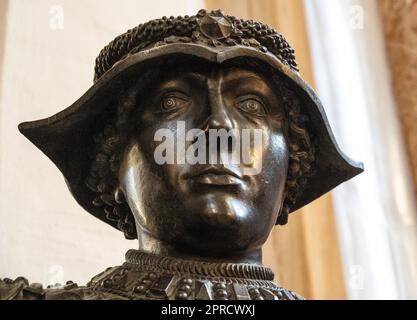 Statua in bronzo di Carlo l'grassetto e Duca di Borgogna presso il museo Hofkirche di Innsbruck per l'imperatore Massimiliano I. Foto Stock