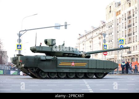 Armata, il principale carro armato russo di battaglia sulla strada cittadina di Mosca durante una prova della parata della Vittoria Foto Stock