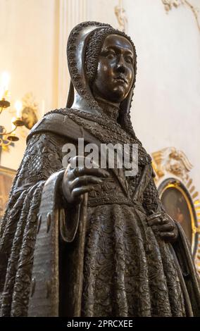 Statua bronzea di Margherita d'Austria presso il museo Hofkirche di Innsbruck per l'imperatore Massimiliano I. Foto Stock