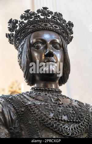 Statua bronzea di Bianca Maria Sforza di Milano presso il museo Hofkirche di Innsbruck per l'imperatore Massimiliano I. Foto Stock