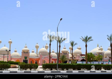 Paesaggio della città con bellissimi templi, moschee, edifici con cupole rotonde nella strada araba musulmana egiziana sullo sfondo di un blu Foto Stock