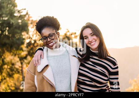 due giovani amiche sorridenti felici nella natura Foto Stock