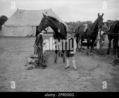 File foto datata 02/06/56 del Principe Carlo dando una patta amichevole ad uno dei pony di Smith's Lawn, Windsor Great Park, dove il Duca di Edimburgo stava suonando la polo. Le foto di ogni anno della vita del Re sono state compilate dall'agenzia di stampa PA, per celebrare l'incoronazione di Carlo III. Data di emissione: Giovedì 27 aprile 2023. Foto Stock