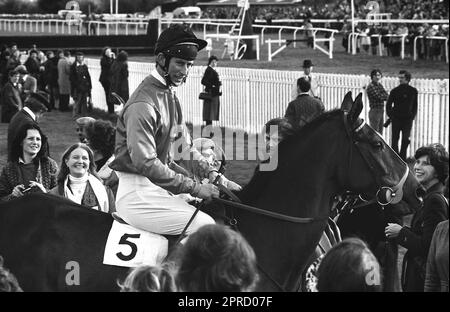 File foto datata 24/10/80 del Principe di Galles sul suo dieci anni Irish Chaser, Allibar, a Ludlow dove ha finito secondo in una steeplechase di piloti dilettanti. Le foto di ogni anno della vita del Re sono state compilate dall'agenzia di stampa PA, per celebrare l'incoronazione di Carlo III. Data di emissione: Giovedì 27 aprile 2023. Foto Stock