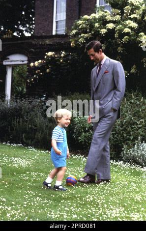 Foto del file datata 12/06/84 del Principe di Galles e del Principe William che giocano nel giardino di Kensington Palace, Londra. Le foto di ogni anno della vita del Re sono state compilate dall'agenzia di stampa PA, per celebrare l'incoronazione di Carlo III. Data di emissione: Giovedì 27 aprile 2023. Foto Stock