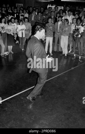 Foto del file datata 29/03/85 del Principe di Galles che prova la sua mano al breakdancing, per la gioia dei giovani in una sessione di discoteca a Middleton-on-Sea, durante una visita ad un corso Youth Meets Industry per 300 disoccupati, organizzato dal Prince's Trust. Le foto di ogni anno della vita del Re sono state compilate dall'agenzia di stampa PA, per celebrare l'incoronazione di Carlo III. Data di emissione: Giovedì 27 aprile 2023. Foto Stock