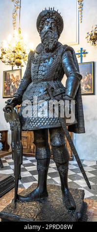 Clodwig o re Clovis che era re cristiano della statua di bronzo dei Franchi al museo di Hofkirche a Innsbruck per l'imperatore Massimiliano I. Foto Stock