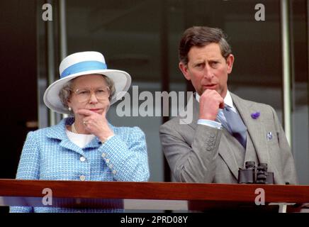 Foto del file datata 02/06/93 della Regina Elisabetta II e del Principe di Galles che appaiono premurosi mentre guardano le corse a Epsom, nel 40th° anniversario dell'incoronazione della Regina. Le foto di ogni anno della vita del Re sono state compilate dall'agenzia di stampa PA, per celebrare l'incoronazione di Carlo III. Data di emissione: Giovedì 27 aprile 2023. Foto Stock