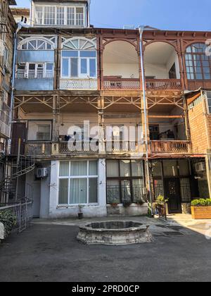 Un vecchio cortile chiuso, una strada, un vicolo, con edifici storici, edifici con balconi e finestre, scale in una povera zona residenziale del c Foto Stock