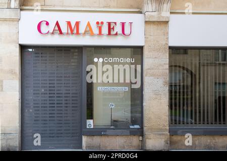 Bordeaux , Aquitaine France - 04 17 2023 : Camaieu chiuso magazzino tenda abbassato chiusura negozio e fallimento Camaieu logo marchio e segno di testo francese r Foto Stock