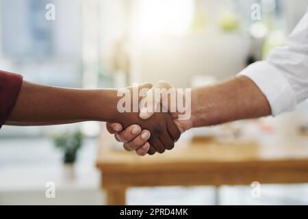 Una stretta di mano tra colleghi e colleghi di un ufficio. Lavorare insieme come un team per raggiungere il successo, fondersi come partnership o promuovere un business person at Work Closeup. Foto Stock