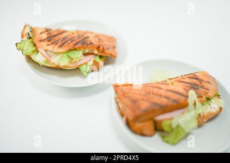 Sabbia calda posta su un piatto bianco Foto Stock