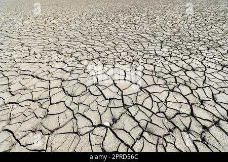 Un fondo asciutto su incrinato su un lago Foto Stock