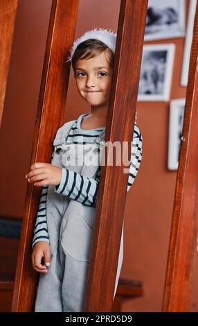 Im qui a nome di Santa. Ritratto di un adorabile ragazzino a casa durante il Natale. Foto Stock