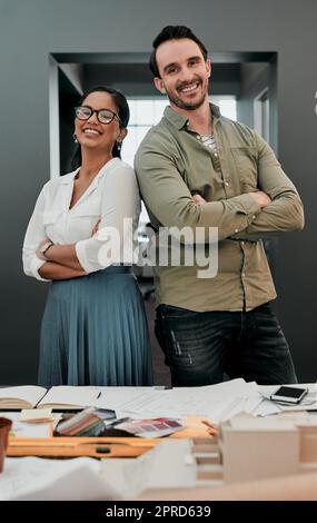 Erano noti per il nostro grande lavoro: Due giovani architetti che lavoravano insieme in un ufficio moderno. Foto Stock