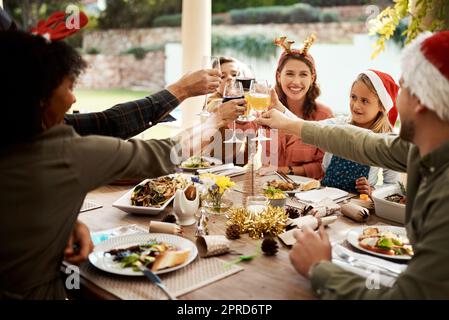 Niente riunisce la famiglia come Natale. Una famiglia che fa un brindisi il giorno di Natale. Foto Stock