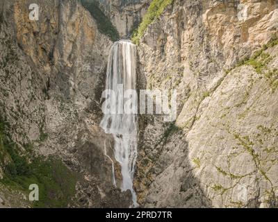 Famosa cascata slovena Boka nelle Alpi Giulie nel Parco Nazionale del Triglav. Uno dei più alti della Slovenia. Schiaffo Boka. Foto Stock