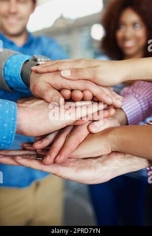 Le mani degli uomini d'affari sono impilate mostrando unità, lavoro di squadra e gesto di collaborazione per raggiungere un obiettivo. Primo piano di gruppo di lavoratori aziendali, team o comunità che si uniscono, lavorano insieme e si uniscono Foto Stock