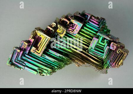 Metallo di bismuto cristallino - colori iridescenti Foto Stock